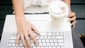 Blogerka, podľa polície, prenasledovala SMS správami policajta z NAKA