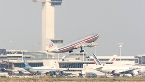 Američanov straší ebola, kontrolujú ľudí na letiskách