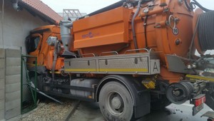 Cisterna narazila do domu, ťukli sa aj policajti