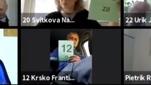 Rokoval i šoféroval? Jeden z prievidzkých poslancov mal hlasovať popri šoférovaní auta