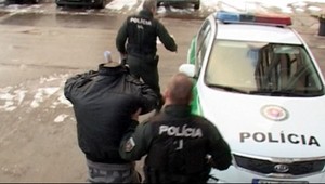 Dobili ich tyčami, vyzliekli donaha a okradli o 1 400 eur