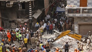 Pri páde poschodovej obytnej budovy zahynulo najmenej 11 ľudí