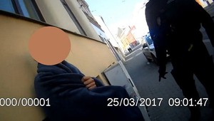 Nahá žena sa prechádzala po ulici. Zabudla, kde sa vyzliekla