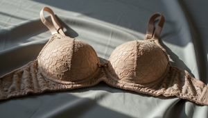 Študentkám pred vchodom do školy obchytkávajú prsia. Virálne video spustilo vlnu pobúrenia