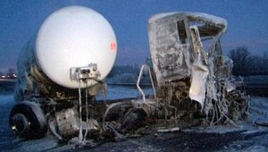 Na D1-ke havarovala cisterna s benzínom. Nafta sa vyliala na cestu