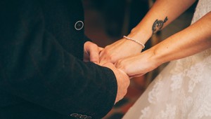 Trvalý pobyt si zaručili obrúčkami: Za falošné "áno" si Slovenky zarobili stovky eur