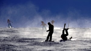 Rolba prešla lyžiara, na bežkárku spadol strom. V horách by ste nemali zanedbať bezpečnosť