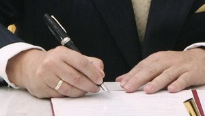 Plniace pero, ktoré neposlúchlo poľského prezidenta, za trest vydražia