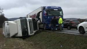 22 ton mäsa v poli. Kamión sa prevrátil, keď ho viezla odťahovka