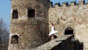 VIDEO: Pandémia urobila aj z krehkej baletky odvážnu kaskadérku, ktorá tancuje vo výške na hradných múroch