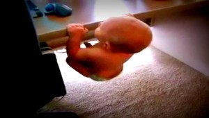 VIDEO. Batoľa frajer. Chytilo sa stola a začalo cvičiť!