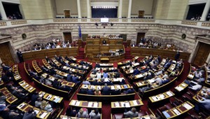 Grécky parlament schválil nový záchranný balík