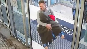 VIDEO: Kamery zachytili krádež sochy Supermana. Muž si asi chcel vyskúšať rolu zloducha