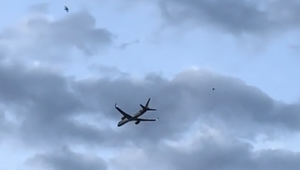 Hrozivé chvíle v oblakoch: Z motora lietadla šľahali plamene, cestujúci písali SMS na rozlúčku