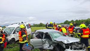 Pri čelnej zrážke sa zranilo sedem ľudí, medzi nimi je päť detí