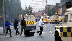 VIDEO: V Belfaste to vrie! Postrelili fotografa