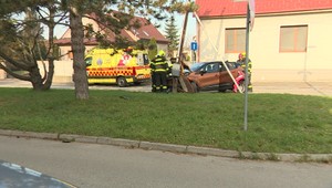 Muž pod vplyvom alkoholu zdemoloval autom stĺp. Tvrdil, že vozidlo nešoféroval