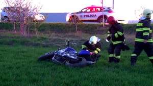 Sadol na motocykel a havaroval už pri výjazde z dediny. V krvi mu namerali alkohol
