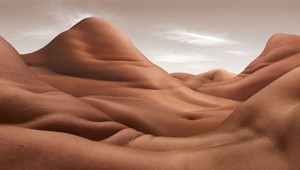 Konečne rozumné využitie Photoshopu: Fotograf vytvára krajiny z nahých ľudských tiel