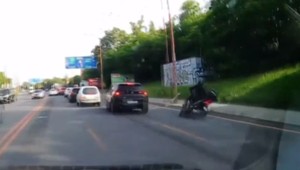VIDEO: Nehoda pre nerešpektovanie obmedzení. Motorkár sa šúchal po ceste niekoľko metrov