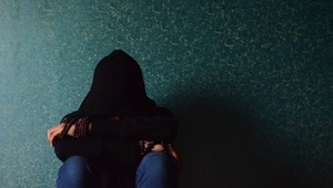 Sedem mužov znásilnilo v parku len 13-ročné dievča