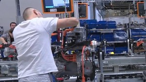 Slovenskú ekonomiku neťahajú z problémov ani automobilky