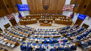 Mimoriadna schôdza NR SR: Opozícia dezinformuje, ruský útok na nemocnicu v Kyjeve je neoverený, tvrdia poslanci