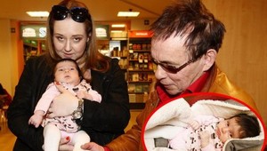 Nadšený otec Jan Saudek: Prvé FOTO jeho trinásteho potomka