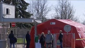 Hlavný vchod do nemocnice v Nových Zámkoch uzavreli. Pacienti musia prejsť vyšetrením