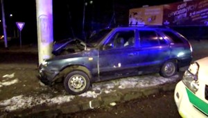 Opitý muž zaparkoval do stĺpu. Vodičom mal ale byť kamarát bez mena