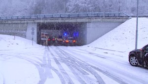 Počasie skomplikovalo situáciu na cestách. Havaroval aj vodič Ferrari