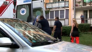 Za dverami bytu na šiestom poschodí ležala v ohrození staršia žena