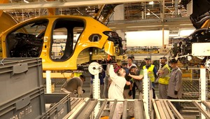 Trnavská automobilka sa už hrdí elektromobilom. Budúcnosť priemyslu ale ďalej napreduje