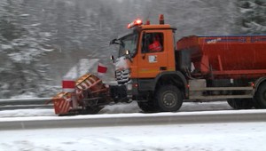 Situácia sa na cestách pre silné sneženie komplikuje: Tieto úseky sú kritické