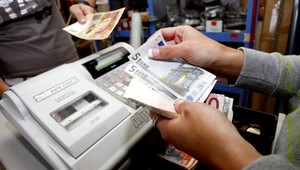 Môžu neplnoletí brigádnici predávať alkohol? Zákon hovorí jasne