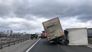 Nehoda kamiónu na Prístavnom moste. Diaľničný obchvat je už otvorený