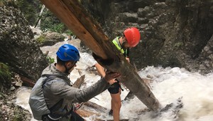 VIDEO: Silná búrka a prívalové dažde uväznili turistov. Záchranári zasahovali na ferrate Kyseľ