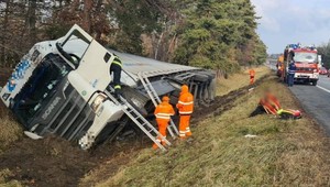 Kamionista nafúkal viac ako tri promile. Skončil mimo cesty a pred policajtmi sa snažil ujsť