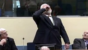 Samovražda priamo na súde v Haagu. Generál vypil po vynesení rozsudku jed