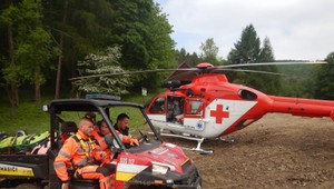 Pilčíka zasiahol padajúci strom. Na pomoc mu prišiel vrtuľník