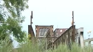 Mladík (22) chcel skočiť z mosta. Kričal, že nikoho nepotrebuje