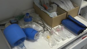 Nemocnice objednávajú zdravotnícke pomôcky, ale neplatia za ne. Dlh štátu sa šplh na 93 miliónov