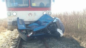 Pri Holíči sa zrazilo auto s vlakom, vodič zomrel