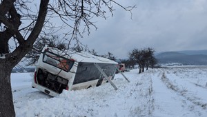 Autobus plný detí zišiel z cesty. Desiatky cestujúcich museli evakuovať hasiči