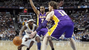 NBA: Lakers prehrali v Denveri, víťazstvá Bostonu a Philadelphie