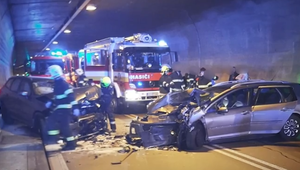 Pre zrážku dvoch áut uzavreli tunel Branisko. Medzi zranenými boli aj dve deti