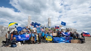 Slovensko je Európa zorganizovala pochod na Bradlo. Reagujú na cestu premiéra do Moskvy