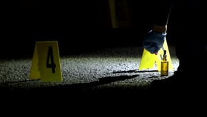 Útočník zranil nožom dve osoby. Z miesta činu ušiel, polícia po ňom pátra