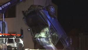 Auto prerazilo plot, poškodilo plynovú prípojku a narazilo do múru domu