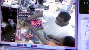 Zlodej (22) vytiahol zbraň. Spacifikovala ho vlastná matka!